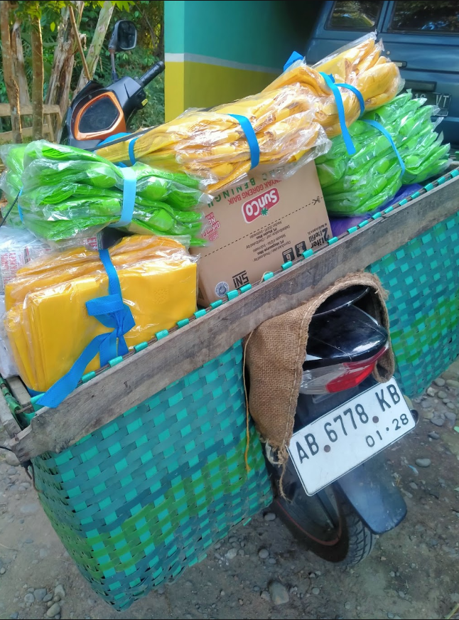 Bawang merah segar yang baru dikupas dalam wadah keranjang