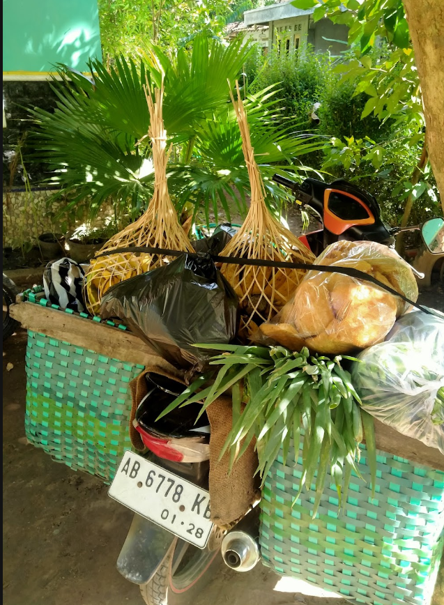 Telur ayam segar dalam wadah karton tempat telur
