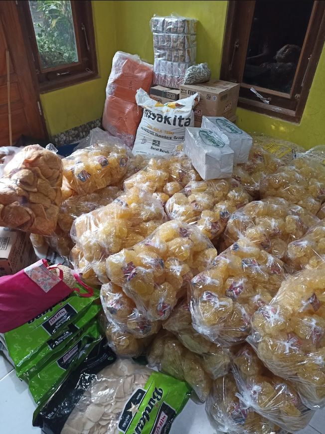 Telur ayam segar dalam wadah karton tempat telur